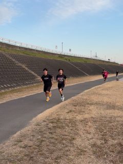 Ｒ8.2.4
今日は、走り込み後のスパー練習
今後の試合向けて体力つけて頑張ってほしいです👍

初心者でもできる、みなさんと一緒に汗流して、ダイエットしませんか？一度体験してみてください。
今なら体験当日入会で入会金無料0円キャンペーン中‼️
2月末日まで　お待ちしておりま〜す。

#茨木#高槻市#摂津市#吹田#総持寺キッズ子供

パーソナルダイエット女性シェイプアップ個人レッスン初心者大歓迎

初心者ボクシング大歓迎

キッズ小学生中学生楽しく逞しく全国大会優勝

一般男性20才代30才代40才代50才代60才代70才代

シニアでもできる

7kgダイエット成功‼️3分ミット打ち‼️でダイエットしませんか？
私たちが丁寧に指導させていただきます。サイズダウンも間違い無い、管理栄養士のサポートもあり更に健康な体作りを目指しませんか❗️
只今、トレーナー募集中！
ジム拡大に向けて一緒にお仕事しませんか？