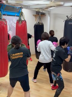 r8.2.7
レディースレッスン
みんなと一緒に汗を流しませんか！
毎回、筋肉痛の方もいますがストレス発散にもなって気持ちがいいと好評　これらも、思いっきり発散しましょうね👍

初心者でもできる、みなさんと一緒に汗流して、ダイエットしませんか？一度体験してみてください。
今なら体験当日入会で入会金無料0円キャンペーン中‼️
2月末日まで　お待ちしておりま〜す。

#茨木#高槻市#摂津市#吹田#総持寺キッズ子供

パーソナルダイエット女性シェイプアップ個人レッスン初心者大歓迎

初心者ボクシング大歓迎

キッズ小学生中学生楽しく逞しく全国大会優勝

一般男性20才代30才代40才代50才代60才代70才代

シニアでもできる

7kgダイエット成功‼️3分ミット打ち‼️でダイエットしませんか？
私たちが丁寧に指導させていただきます。サイズダウンも間違い無い、管理栄養士のサポートもあり更に健康な体作りを目指しませんか❗️
只今、トレーナー募集中！
ジム拡大に向けて一緒にお仕事しませんか？